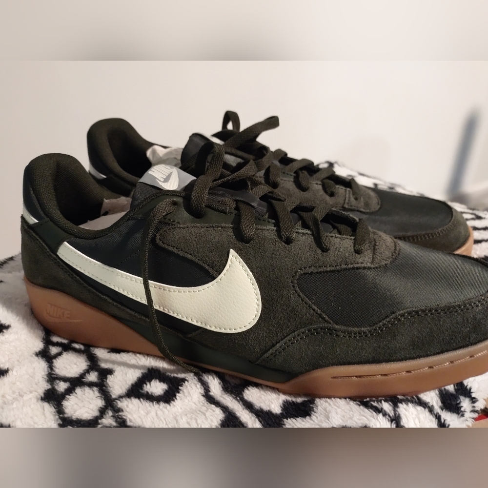 Nike Men's Terra Manta Suede Hunter Green and White Sneakers